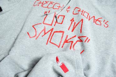 × UP IN SMOKE PULLOVER PARKA *ミックスグレー*