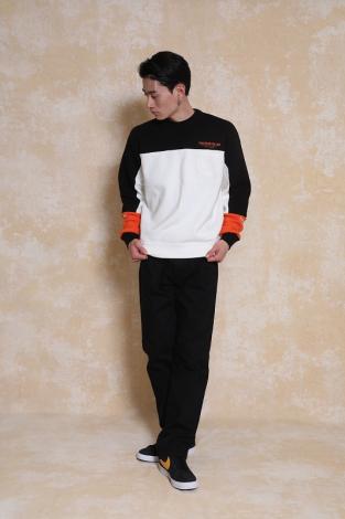 CROSS CUT NECK SWEAT *ブラック*