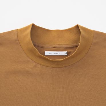 SEAMLESS MOCK NECK TEE *ブラウン*